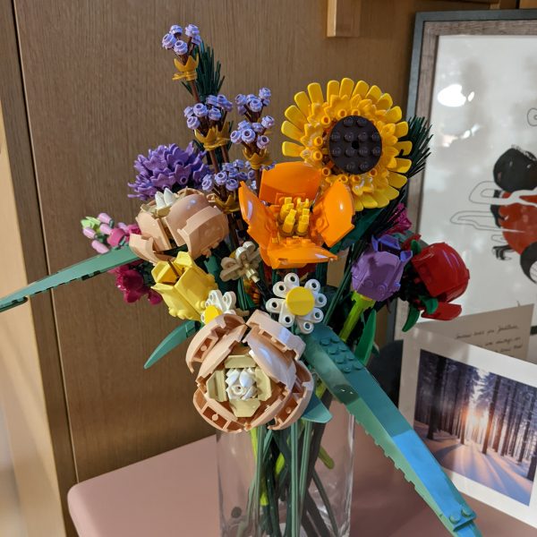 This is a photo of the vase arrangement described in Weston Hospicecare's blog post.