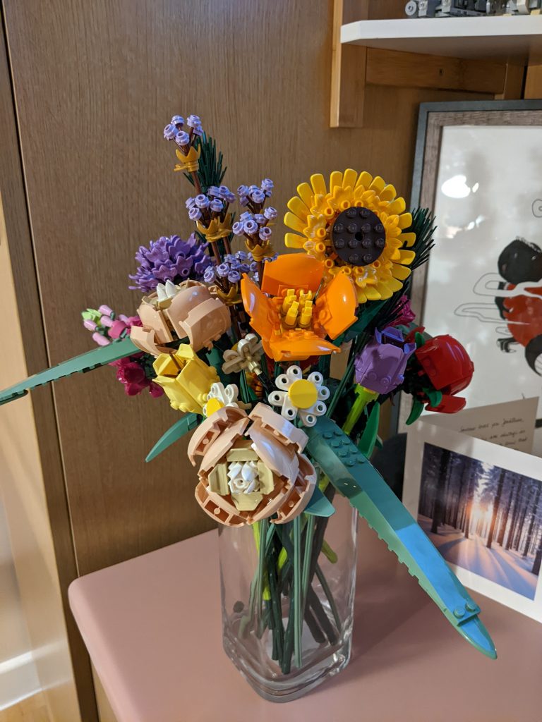This is a photo of the vase arrangement described in Weston Hospicecare's blog post.